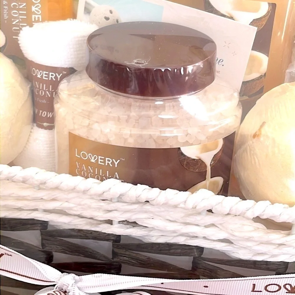 Brand New Vanilla Coconut Bath Set Gift Basket Gel Scrub Lotion Bath Bombs Salt